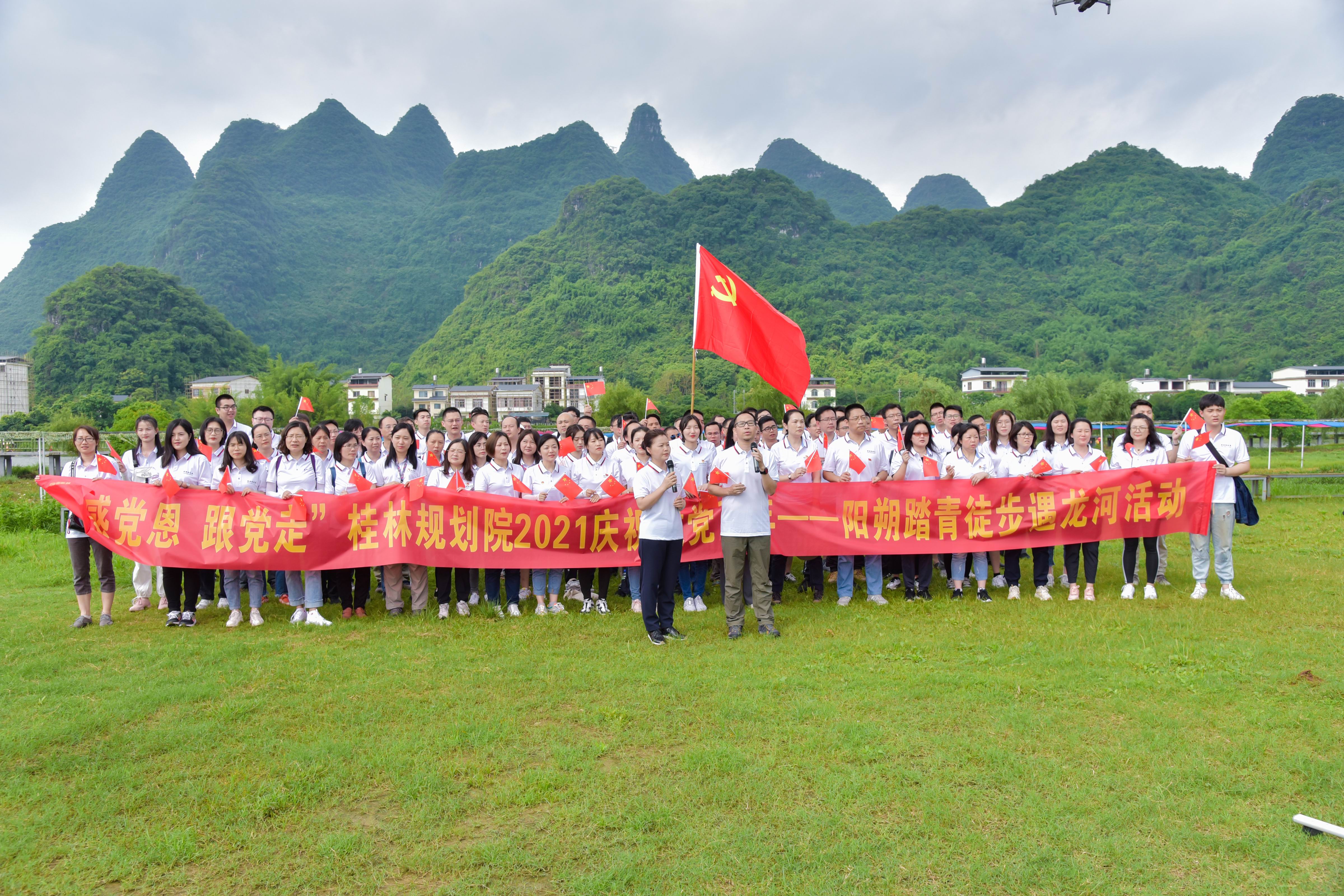 歌頌愛(ài)國(guó)歌曲，共同為...